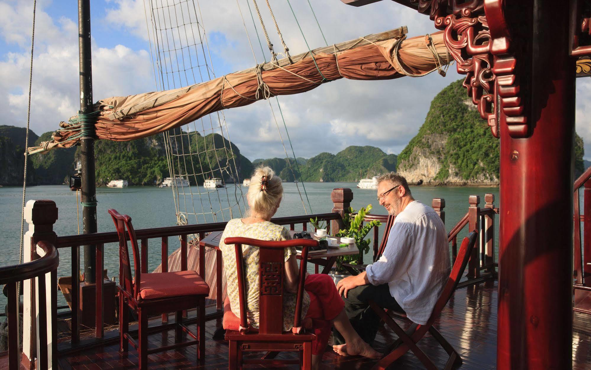 Halong Bay Full Day Trip - 6 Hours Route Hotell Ha Long Exteriör bild